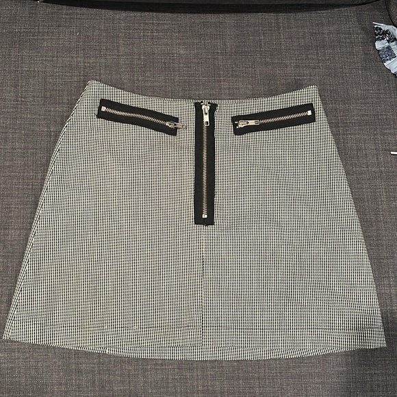 Reformation Blitz Mini Skirt, Size 2 - Picture 2 of 4